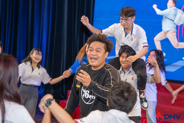 Dược Sĩ Tiến, Juky San, Yuno Bigboi khuấy động buổi Sinh hoạt Công dân - Sinh viên DHV - ảnh 3 Dược Sĩ Tiến, Juky San, Yuno Bigboi khuấy động buổi Sinh hoạt Công dân - Sinh viên DHV - ảnh 3