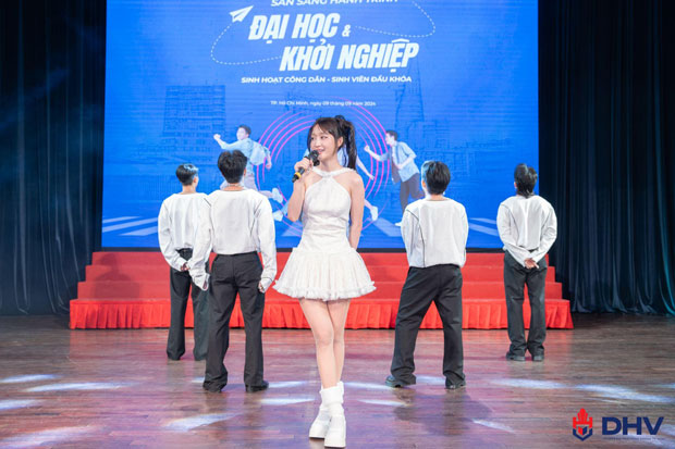 Dược Sĩ Tiến, Juky San, Yuno Bigboi khuấy động buổi Sinh hoạt Công dân - Sinh viên DHV - ảnh 4 Dược Sĩ Tiến, Juky San, Yuno Bigboi khuấy động buổi Sinh hoạt Công dân - Sinh viên DHV - ảnh 4