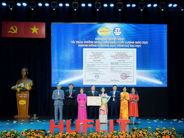 HUFLIT tiếp tục đạt chuẩn kiểm định chất lượng chương trình đào tạo - ảnh 1 HUFLIT tiếp tục đạt chuẩn kiểm định chất lượng chương trình đào tạo - ảnh 1