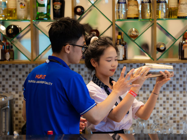 Học sinh THPT xóa tan bỡ ngỡ trước thềm đại học cùng HUFLIT Campus Tour 2024 - ảnh 2 Học sinh THPT xóa tan bỡ ngỡ trước thềm đại học cùng HUFLIT Campus Tour 2024 - ảnh 2