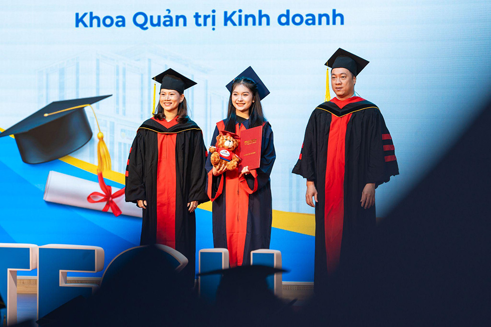 Cảm xúc tại lễ tốt nghiệp HUTECH - Ảnh 2 Cảm xúc tại lễ tốt nghiệp HUTECH - Ảnh 2