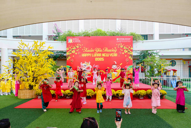 Học sinh hào hứng với mùa Tết đa văn hóa - ảnh 1 Học sinh hào hứng với mùa Tết đa văn hóa - ảnh 1