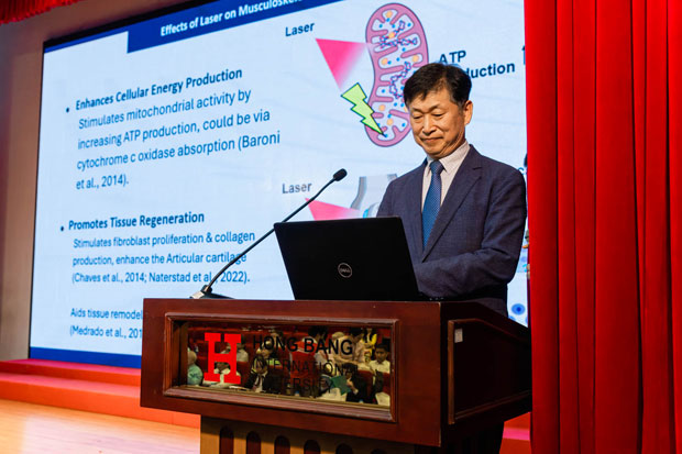 Sinh viên khối ngành sức khỏe học gì từ Hội thảo Đông - Tây y kết hợp - ảnh 3 Sinh viên khối ngành sức khỏe học gì từ Hội thảo Đông - Tây y kết hợp - ảnh 3