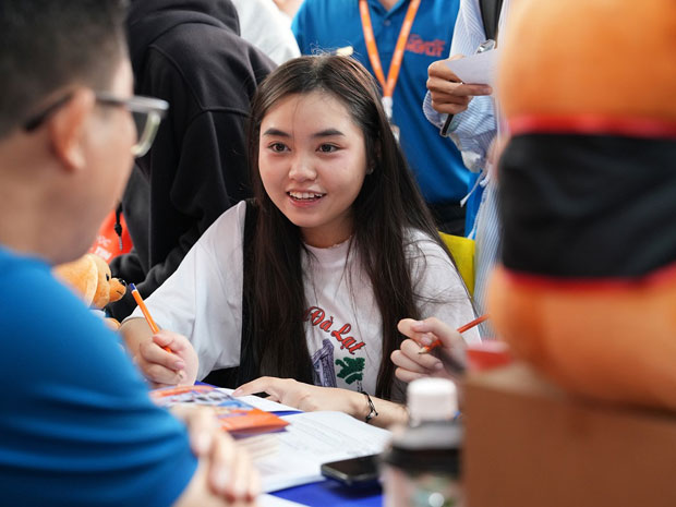 Thí sinh hào hứng với chính sách học bổng lên đến 100% học phí tại HUFLIT - ảnh 1 Thí sinh hào hứng với chính sách học bổng lên đến 100% học phí tại HUFLIT - ảnh 1