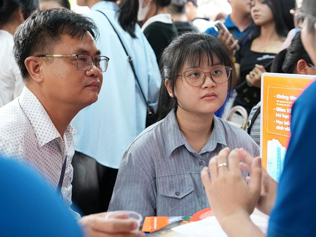 Thí sinh hào hứng với chính sách học bổng lên đến 100% học phí tại HUFLIT - ảnh 2 Thí sinh hào hứng với chính sách học bổng lên đến 100% học phí tại HUFLIT - ảnh 2