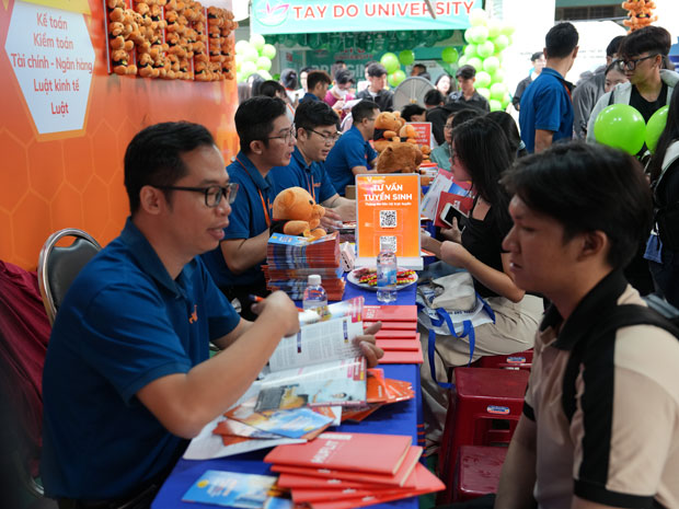 Thí sinh hào hứng với chính sách học bổng lên đến 100% học phí tại HUFLIT - ảnh 4 Thí sinh hào hứng với chính sách học bổng lên đến 100% học phí tại HUFLIT - ảnh 4