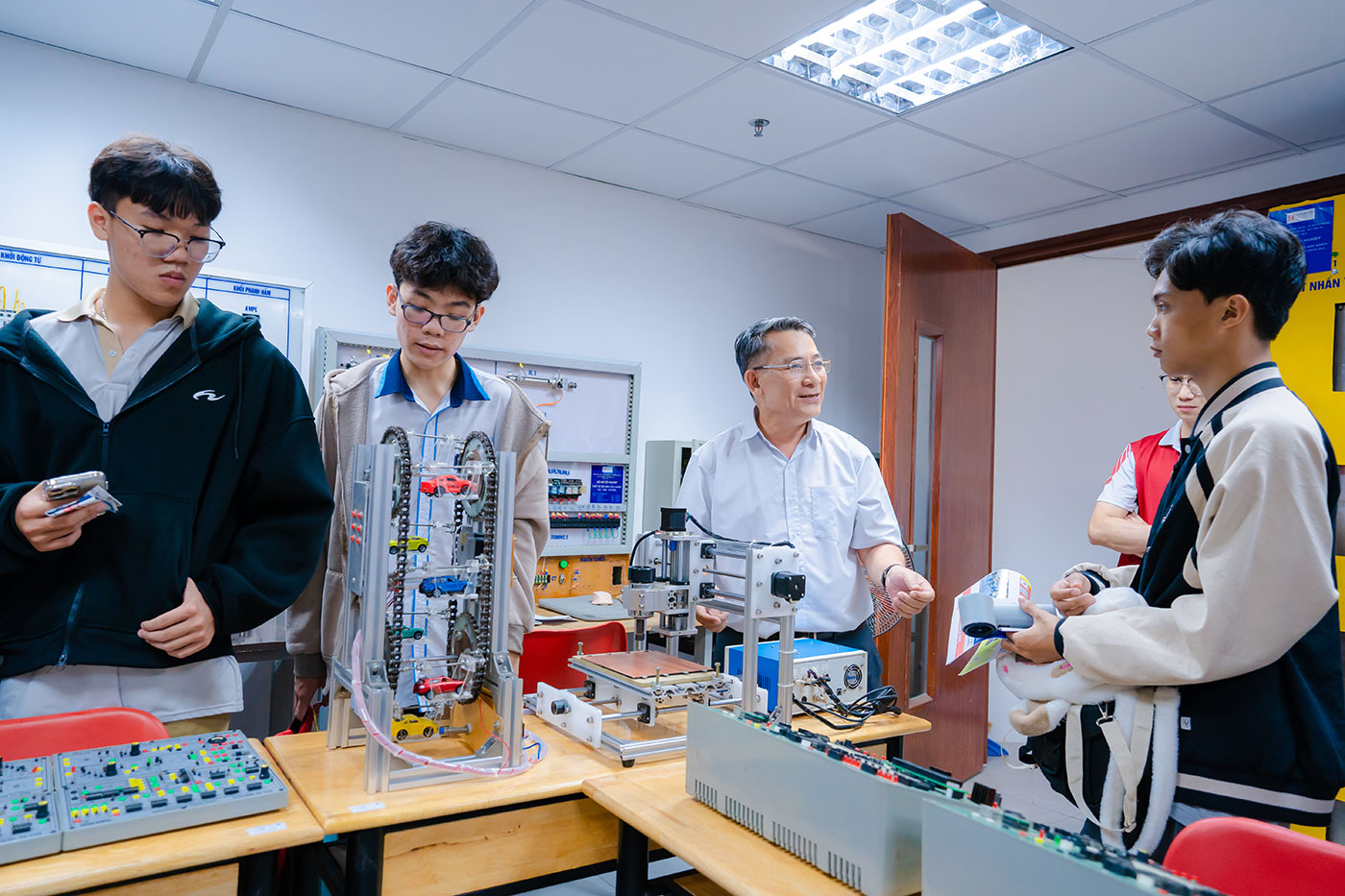 Bùng nổ sáng tạo chuỗi ngày hội khởi nghiệp lớn nhất tại HIU: Hơn 2,000 HS THPT tham gia trong ngày đầu tiên - ảnh 6 Bùng nổ sáng tạo chuỗi ngày hội khởi nghiệp lớn nhất tại HIU: Hơn 2,000 HS THPT tham gia trong ngày đầu tiên - ảnh 6