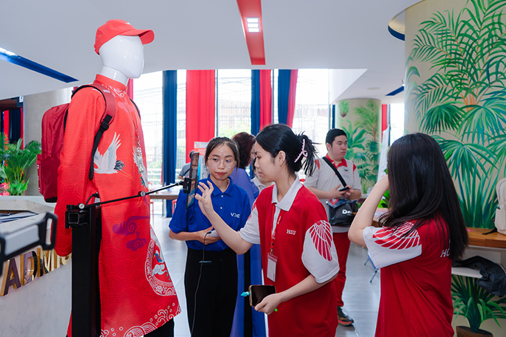 Bùng nổ sáng tạo chuỗi ngày hội khởi nghiệp lớn nhất tại HIU: Hơn 2,000 HS THPT tham gia trong ngày đầu tiên - ảnh 5 Bùng nổ sáng tạo chuỗi ngày hội khởi nghiệp lớn nhất tại HIU: Hơn 2,000 HS THPT tham gia trong ngày đầu tiên - ảnh 5