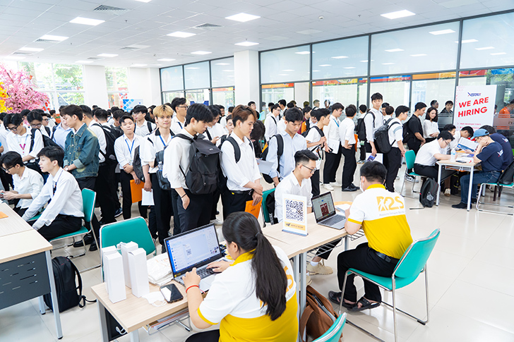 HUTECH IT Open Day 2025 - sàn giao dịch việc làm hấp dẫn HUTECH IT Open Day 2025 - sàn giao dịch việc làm hấp dẫn