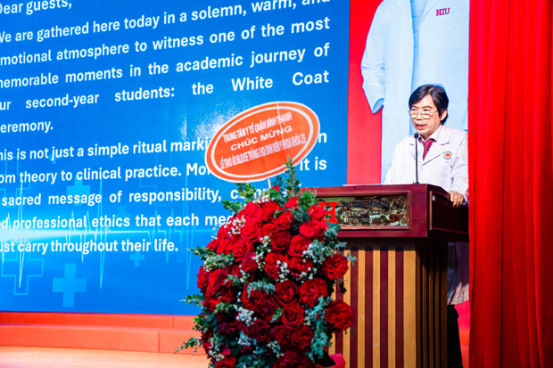 HIU trao hơn 200 áo blouse trắng, đánh dấu cột mốc SV Y Khoa HIU trao hơn 200 áo blouse trắng, đánh dấu cột mốc SV Y Khoa