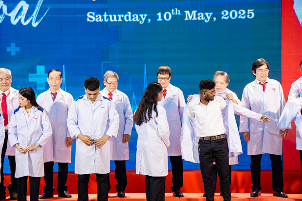 HIU trao hơn 200 áo blouse trắng, đánh dấu cột mốc SV Y Khoa HIU trao hơn 200 áo blouse trắng, đánh dấu cột mốc SV Y Khoa