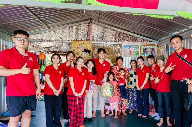 Học sinh Royal School tự tin dịch cabin của hội nghị quốc tế Học sinh Royal School tự tin dịch cabin của hội nghị quốc tế