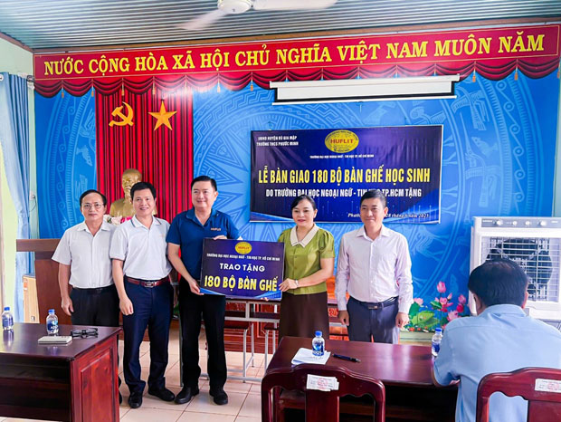 HUFLIT tiếp thêm động lực đến trường cho học sinh vùng sâu HUFLIT tiếp thêm động lực đến trường cho học sinh vùng sâu