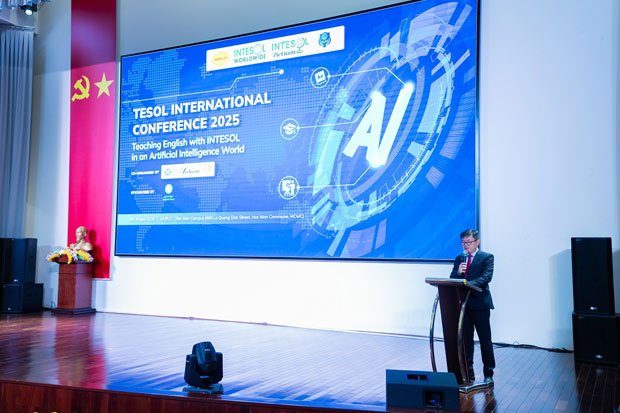 AI thay đổi lớp học tiếng Anh? Góc nhìn từ hội thảo TESOL 2025 tại HUFLIT AI thay đổi lớp học tiếng Anh? Góc nhìn từ hội thảo TESOL 2025 tại HUFLIT