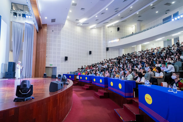 AI thay đổi lớp học tiếng Anh? Góc nhìn từ hội thảo TESOL 2025 tại HUFLIT AI thay đổi lớp học tiếng Anh? Góc nhìn từ hội thảo TESOL 2025 tại HUFLIT