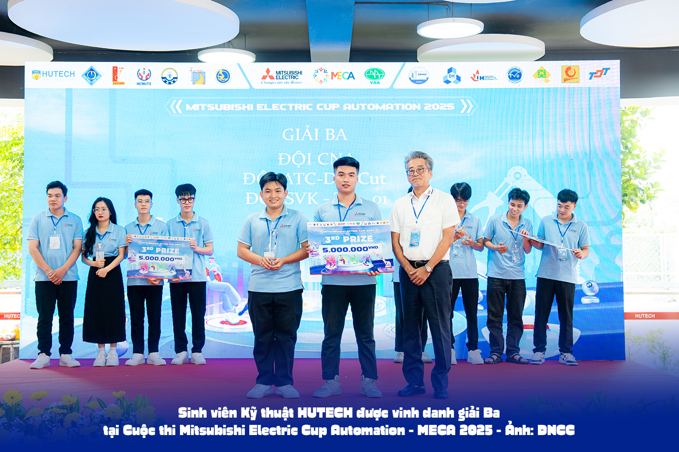 Sinh viên phát triển giải pháp trợ lý tài chính bằng AI Sinh viên phát triển giải pháp trợ lý tài chính bằng AI